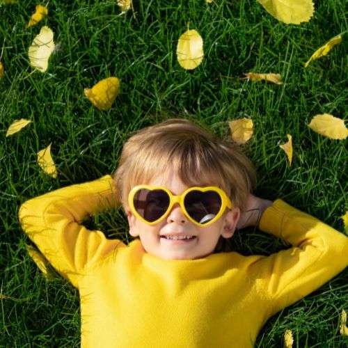 enfant heureux en lunettes jaune